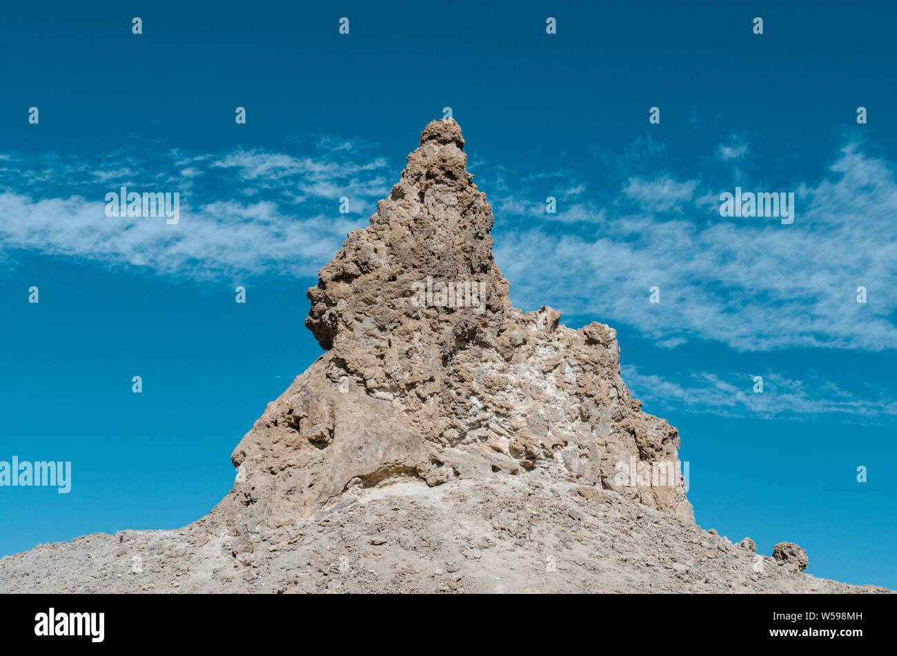 Hellbraun grau Felsformationen gegen türkis Sky. Stockfoto