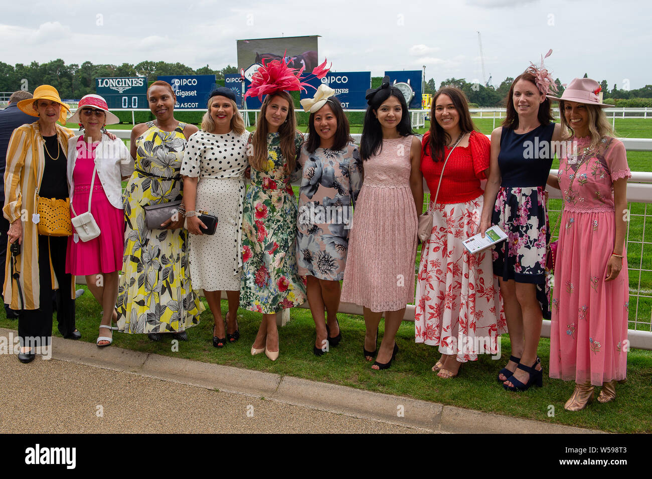 Ascot Racecourse, Ascot, Großbritannien. 26. Juli, 2019. Mode und Hüte in Ascot Rennen. Credit: Maureen McLean/Alamy Stockfoto
