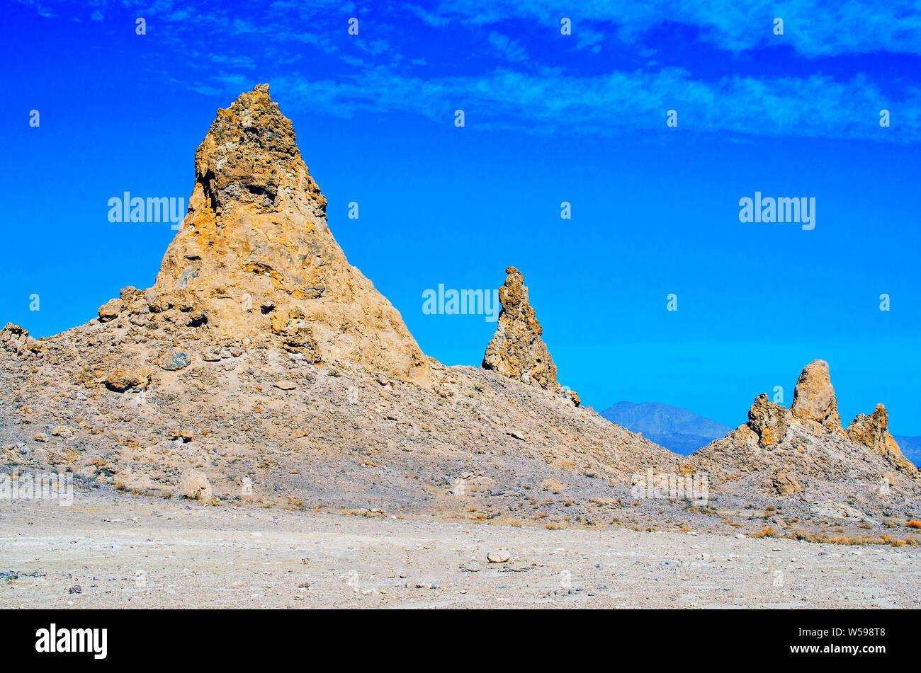 Harte unfruchtbare Wüste rock Pinnacles unter strahlend blauen Himmel. Pinnacles reichen von hohen zu kurz in eine Zeile. Stockfoto