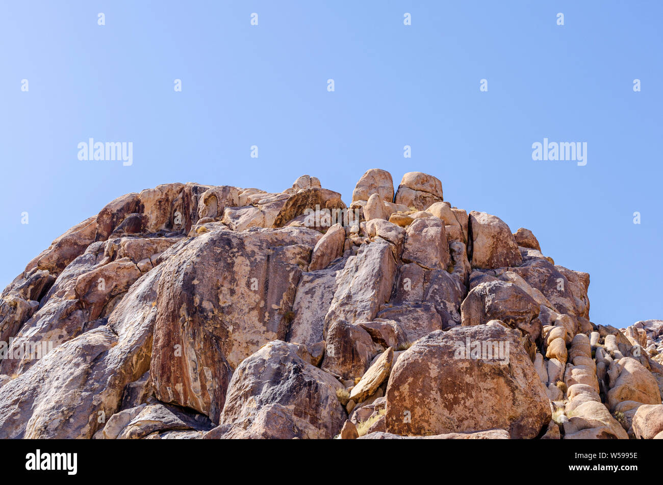 Boulder Hill unter blauem Himmel. Hill aus riesigen Felsen. Stockfoto