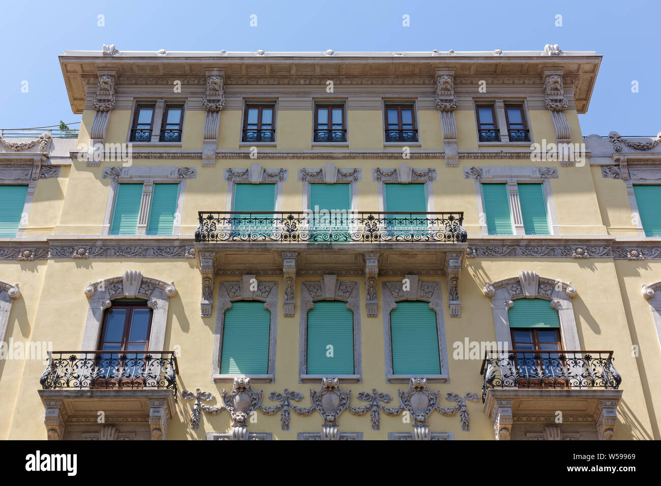 Triest, Italien, 16. Juni 2019: gestaltete Außenfassade eines eleganten historischen Gebäude in Battisti Strasse Stockfoto