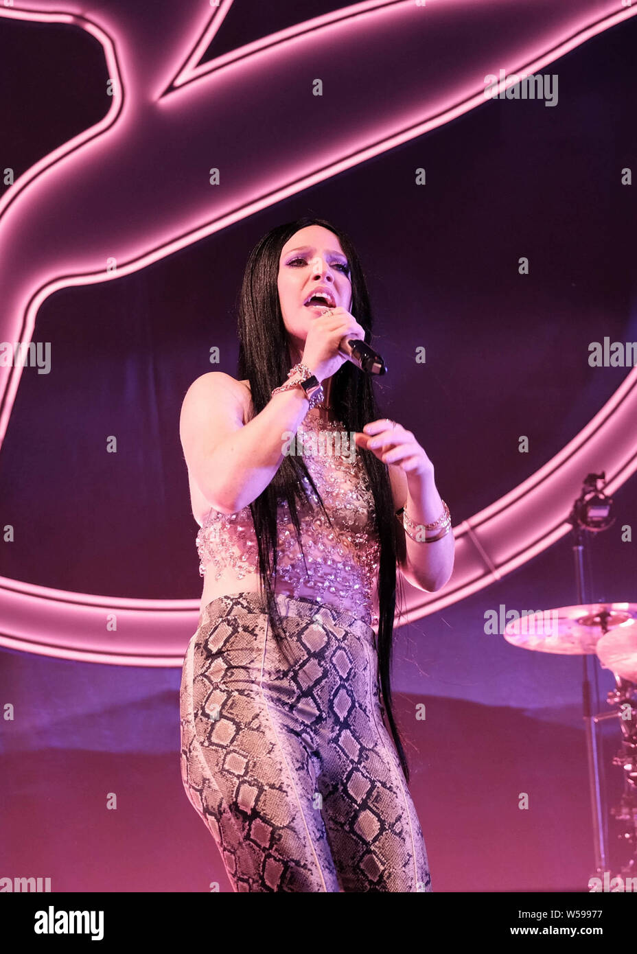 Lulworth, Dorset, 26. Juli 2019. Jess Glynne auf der Bühne, Lulworth, Dorset Credit: Dawn Fletcher-Park/Alamy leben Nachrichten Stockfoto