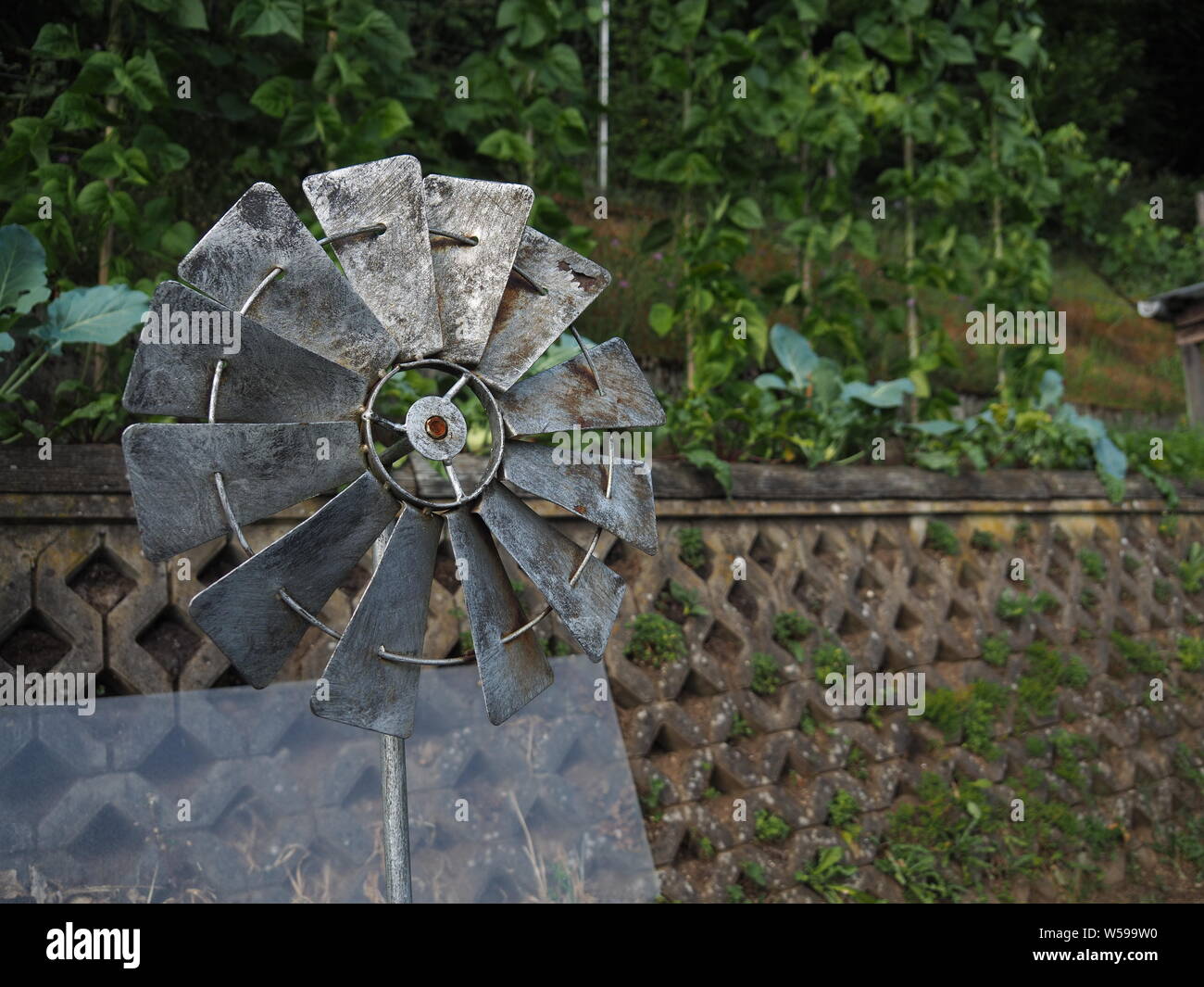 Metall Windrad Dekoration in einem Garten Stockfoto