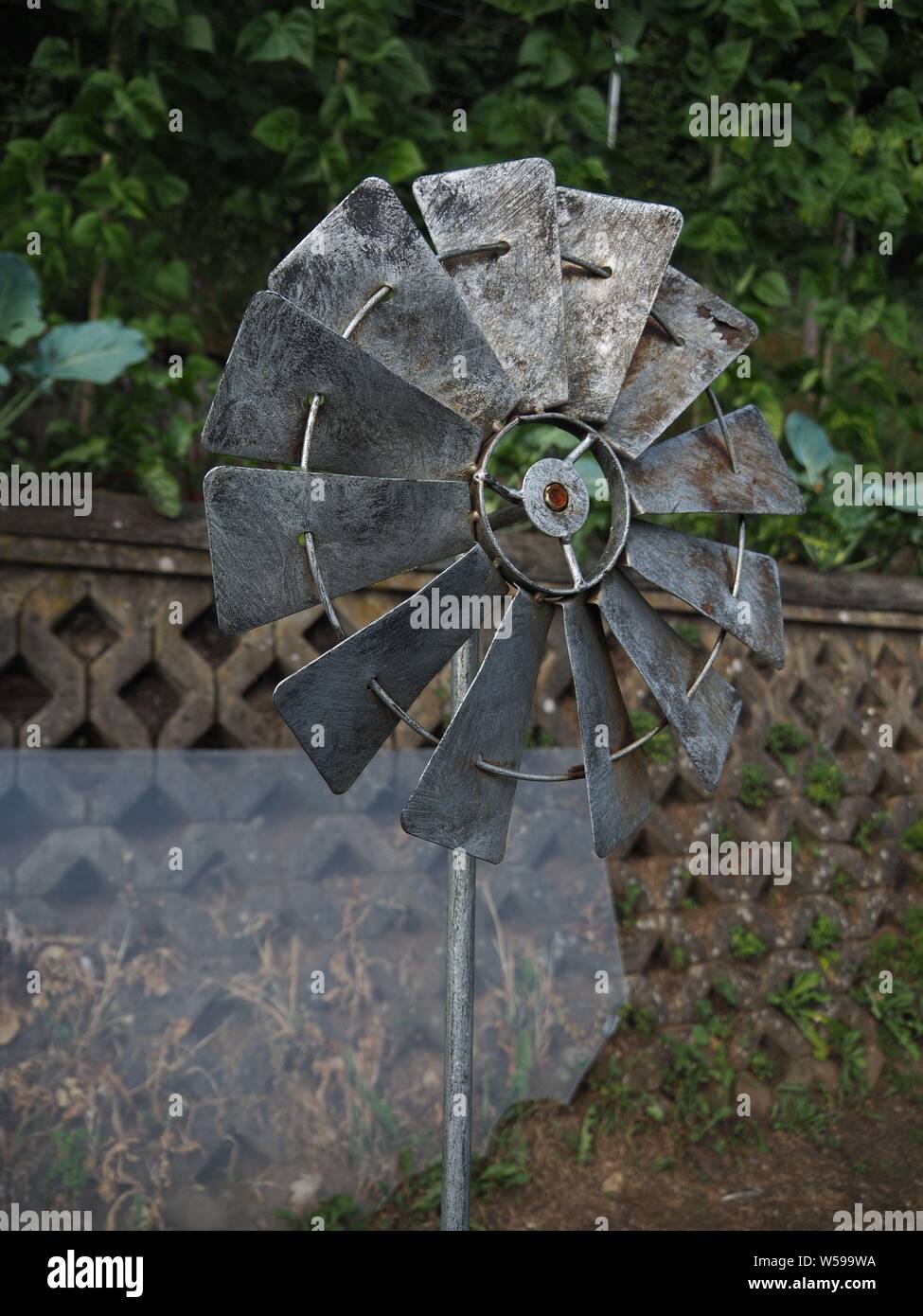 Metall Windrad Dekoration in einem Garten Stockfoto