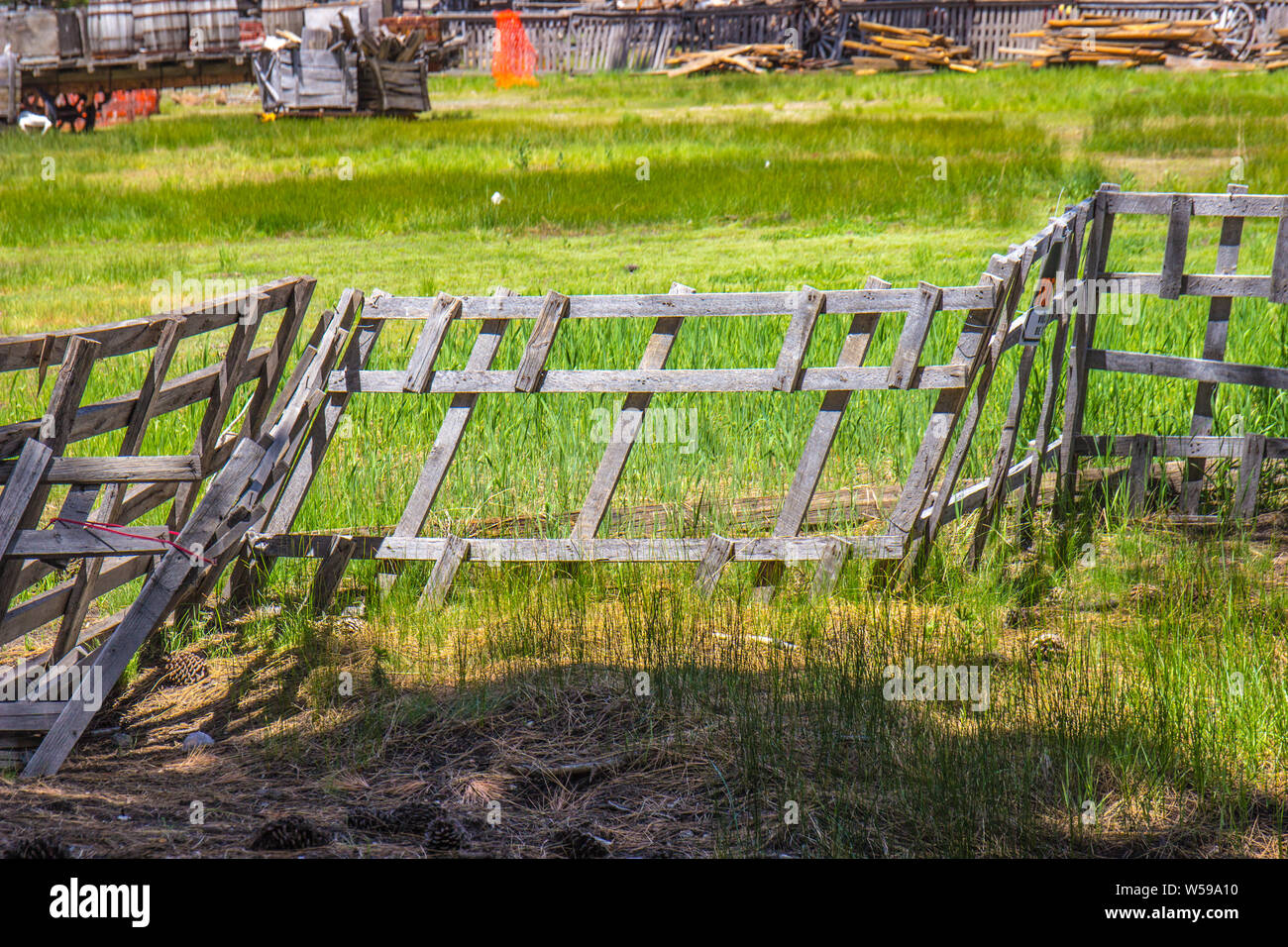 Alte klapprige Holzzaun im freien Feld Stockfoto