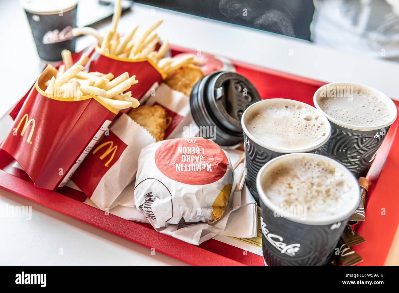Warschau, Polen, Juli 2018 McDonald's Frühstück mit McMuffin Ei und Speck und Pommes Frites und McCofe Kaffee Set, McDonald's wurde 1940 gegründet. Stockfoto