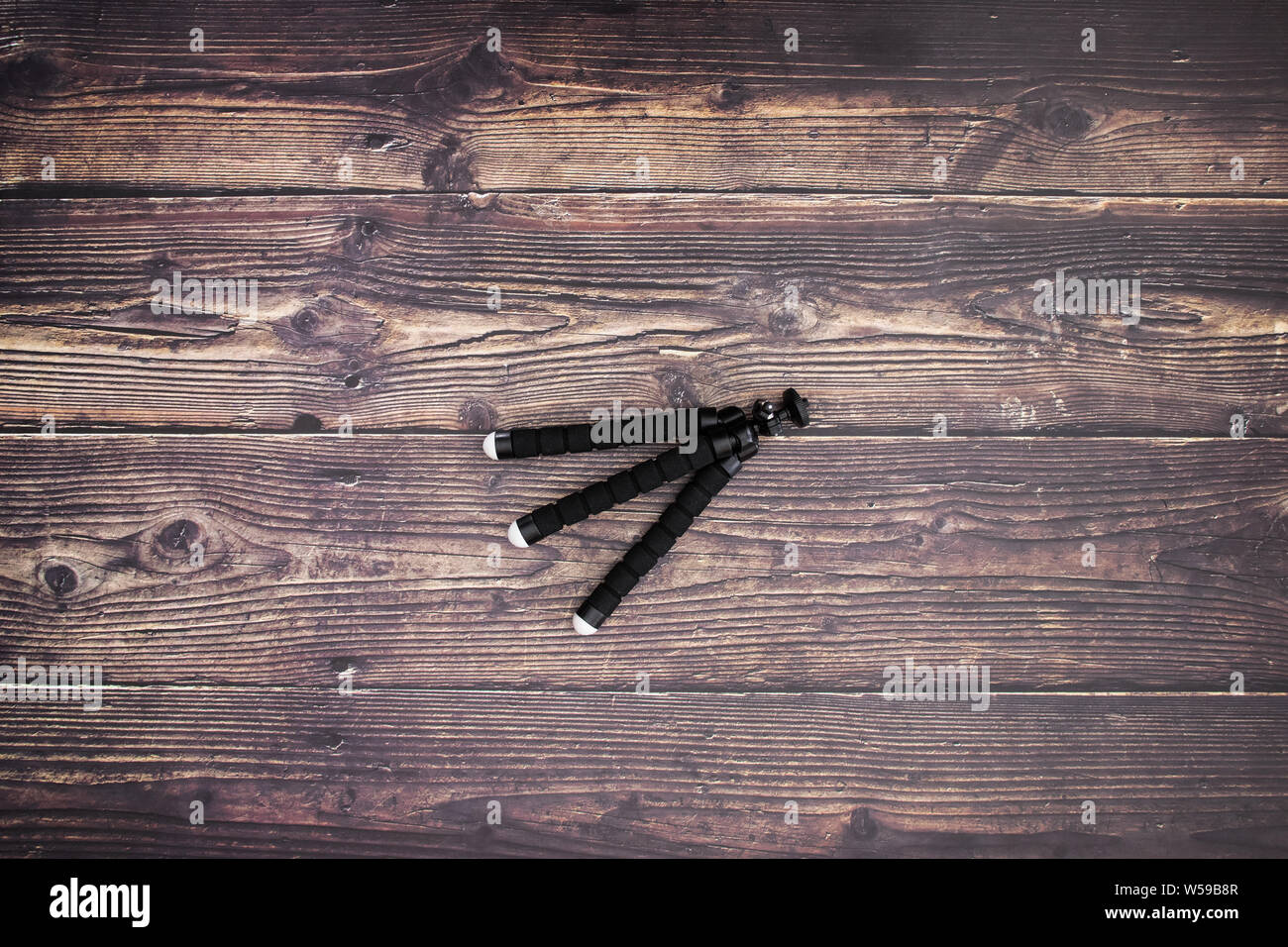 Ein Stativ auf Holz- Hintergrund Stockfoto