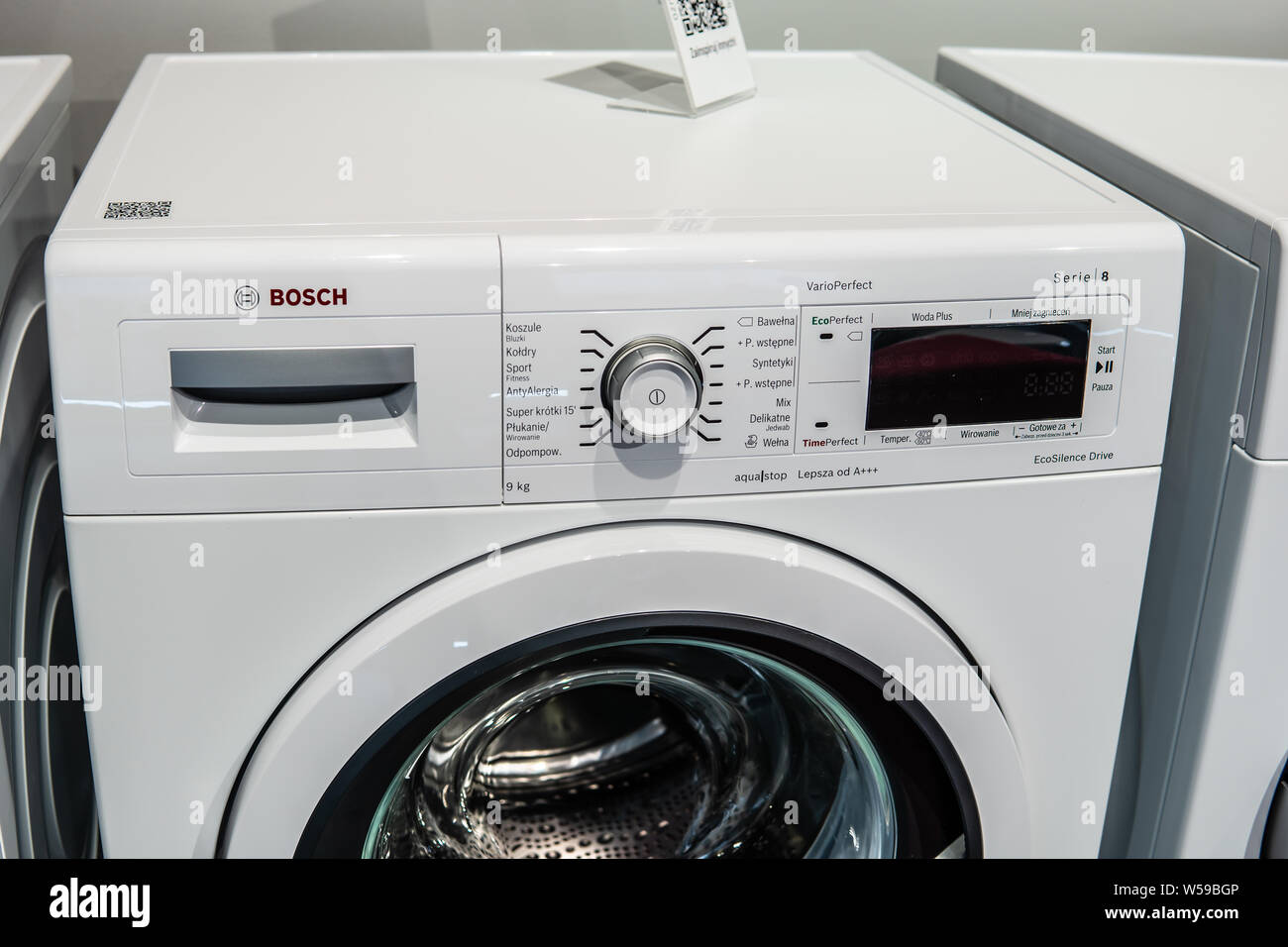Warschau, Polen, Juli 2018 innerhalb Bosch Showroom, freistehende weiß Bosch Waschmaschine auf der Anzeige für den Verkauf Stockfoto