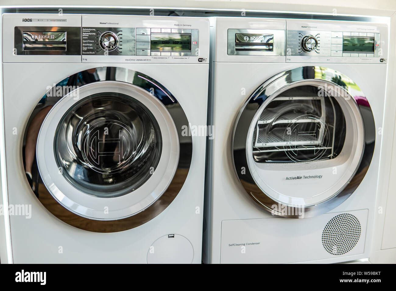 Warschau, Polen, Juli 2018 innerhalb Bosch Showroom, freistehende weiß Bosch Waschmaschine auf der Anzeige für den Verkauf Stockfoto