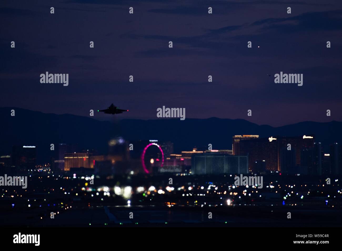 Ein US Air Force F-22 Raptor aus dem 1 Fighter Wing nimmt an der Nellis Air Force Base in Nevada, Juli 11, 2019, 25. Juli 2019. Red Flag hat die Ausbildung von mehr als 506, 000 Militärs, darunter mehr als 157 000 Aircrew Mitglieder fliegen mehr als 411 000 Einsätze und Protokollierung mehr als 757 000 Flugstunden. (U.S. Air Force Foto von älteren Flieger Tristan Biese). () Stockfoto