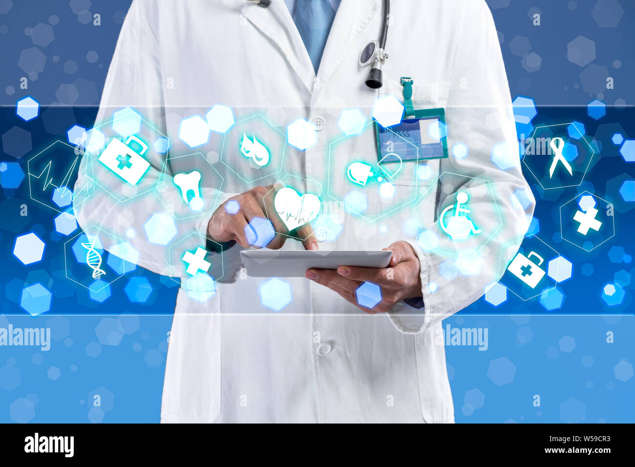 Nahaufnahme der männlichen Arzt holding Tablet-PC mit medizinische Symbole Stockfoto