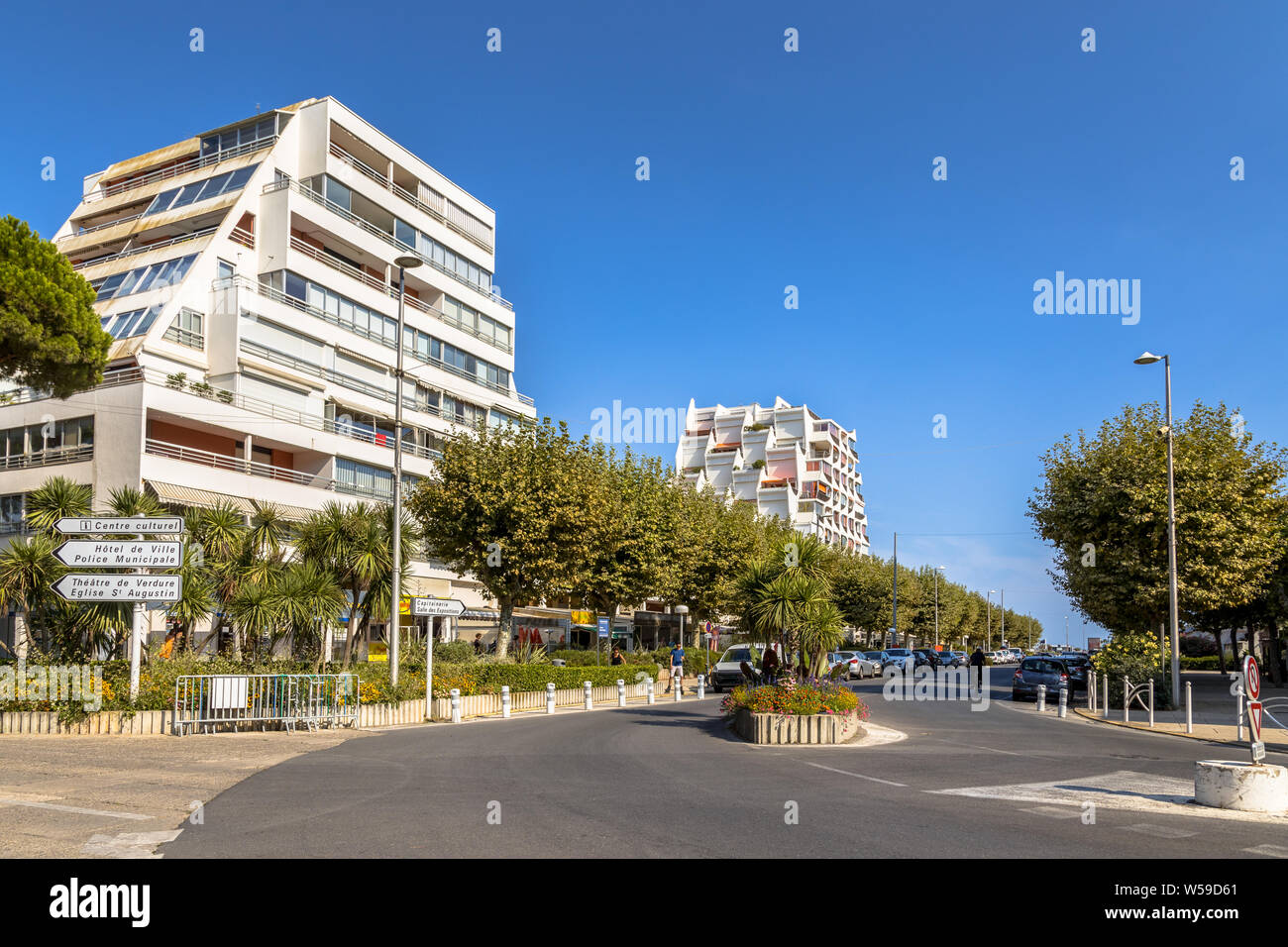Straße mit Resorts in der Stadt von La Grande Motte auf der Cote D'Azur, Languedoc, Südfrankreich. Stockfoto