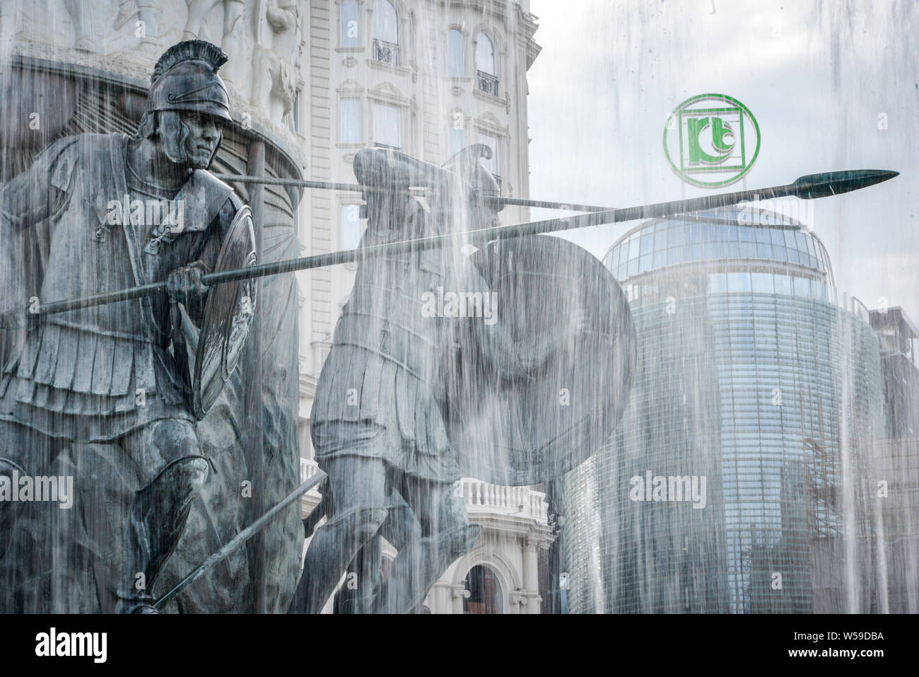 Republik nördlich Skopje, Mazedonien - 27. AUGUST 2018: Bei Statuen des alten Kampf Krieger ith Spears, von Wasser umgeben, Brunnen, Mazedonien Stockfoto