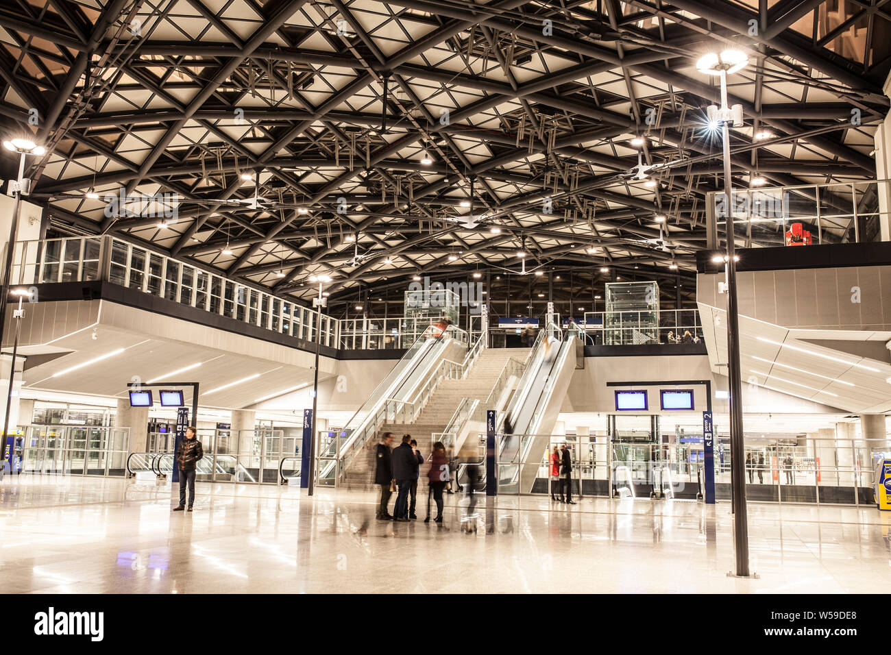 Lodz, Polen, Dezember 2016: Neu U-Bahn, Zug und Bus Station "Lodz Fabryczna" nach der Modernisierung geöffnet Stockfoto