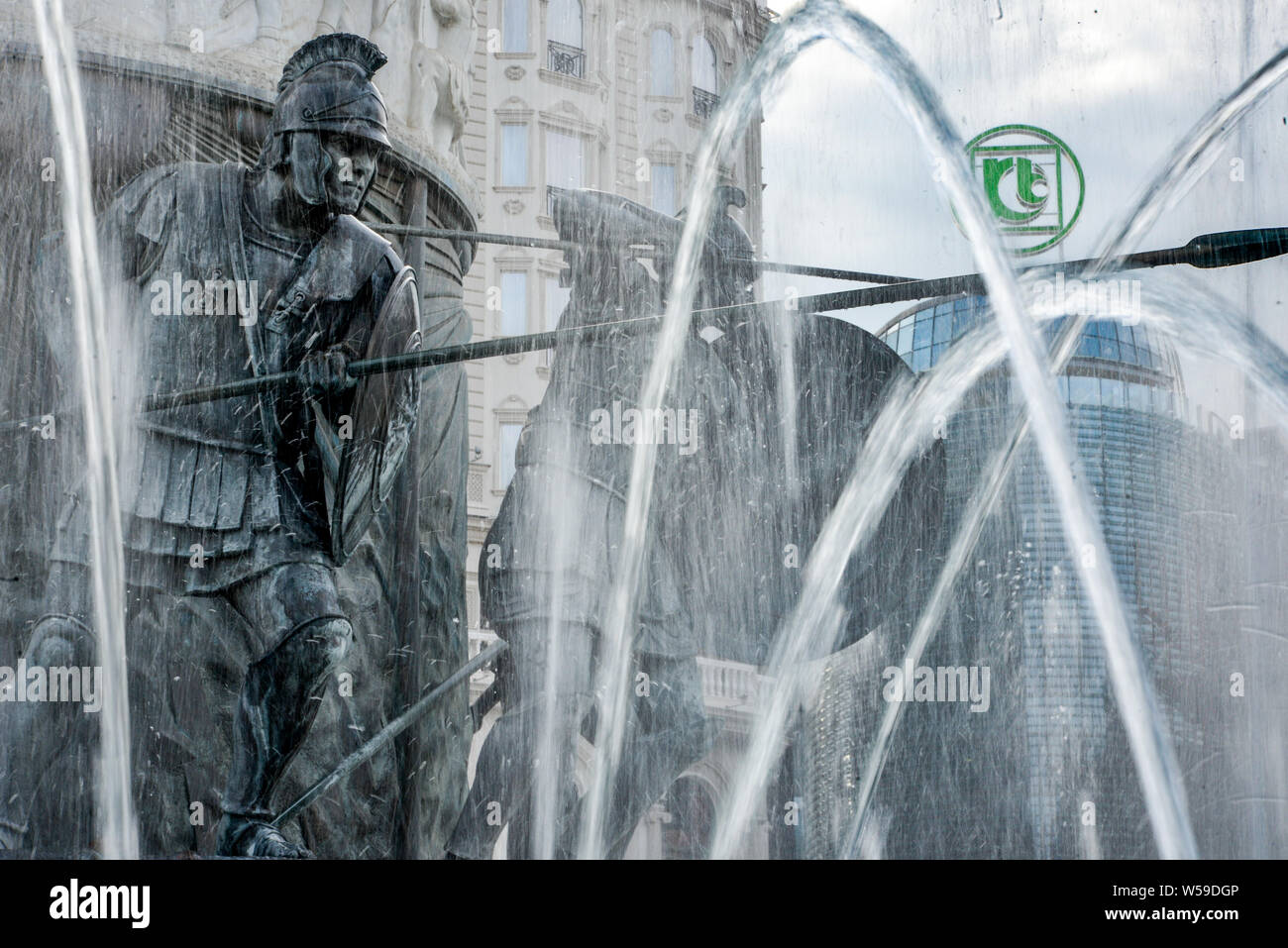 Republik nördlich Skopje, Mazedonien - 27. AUGUST 2018: Bei Statuen des alten Kampf Krieger ith Spears, von Wasser umgeben, Brunnen, Mazedonien Stockfoto