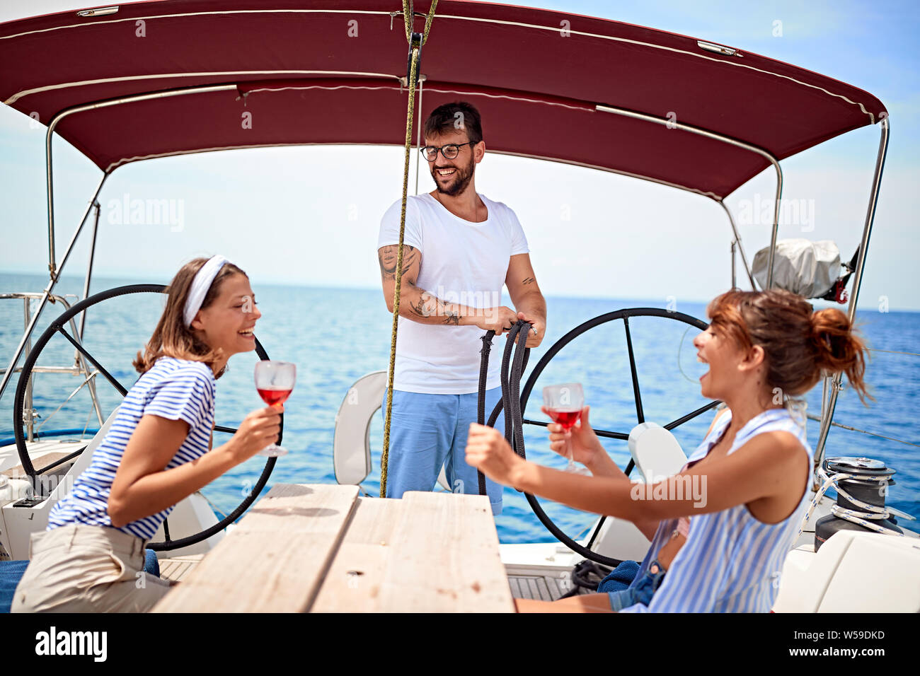 Junge Freunde Spaß trinken und gemeinsam lachen - Jugend Lifestyle und Ferienhäuser Konzept Stockfoto