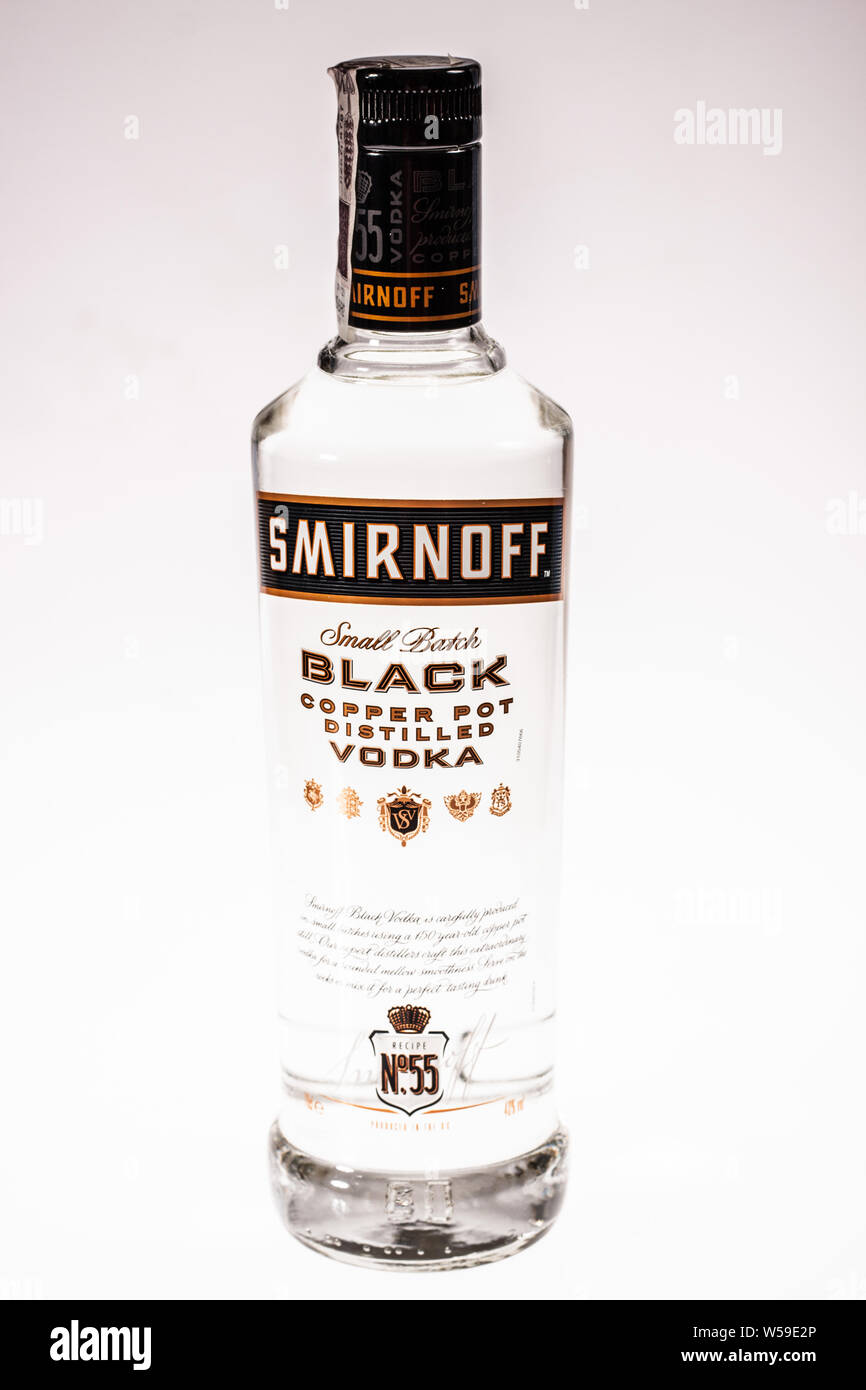 Flasche Wodka, Smirnoff, Schwarz, Kupfer Topf destilliert, weißer Hintergrund, isoliert Stockfoto