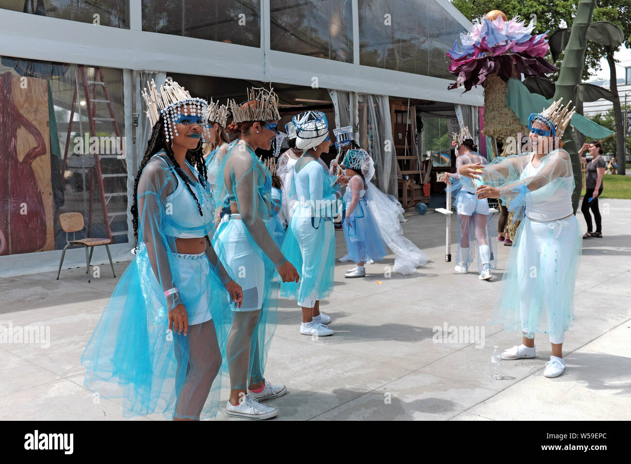 Teilnehmer an der Parade The Circle 2019 in Cleveland, Ohio üben außerhalb des Parade-Workshops auf East Blvd. Stockfoto