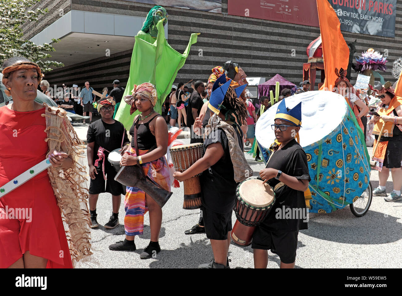 Die multikulturelle jährliche Parade The Circle Veranstaltung in Cleveland, Ohio, USA ist ein wichtiges Ereignis, das Kunst, Gemeinschaft und Leben feiert. Stockfoto