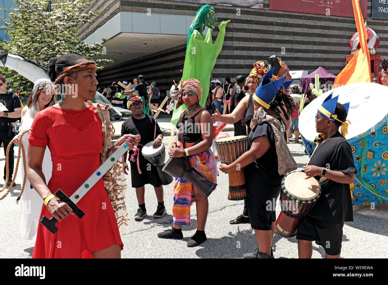 Die multikulturelle jährliche Parade The Circle Veranstaltung in Cleveland, Ohio, USA ist ein wichtiges Ereignis, das Kunst, Gemeinschaft und Leben feiert. Stockfoto