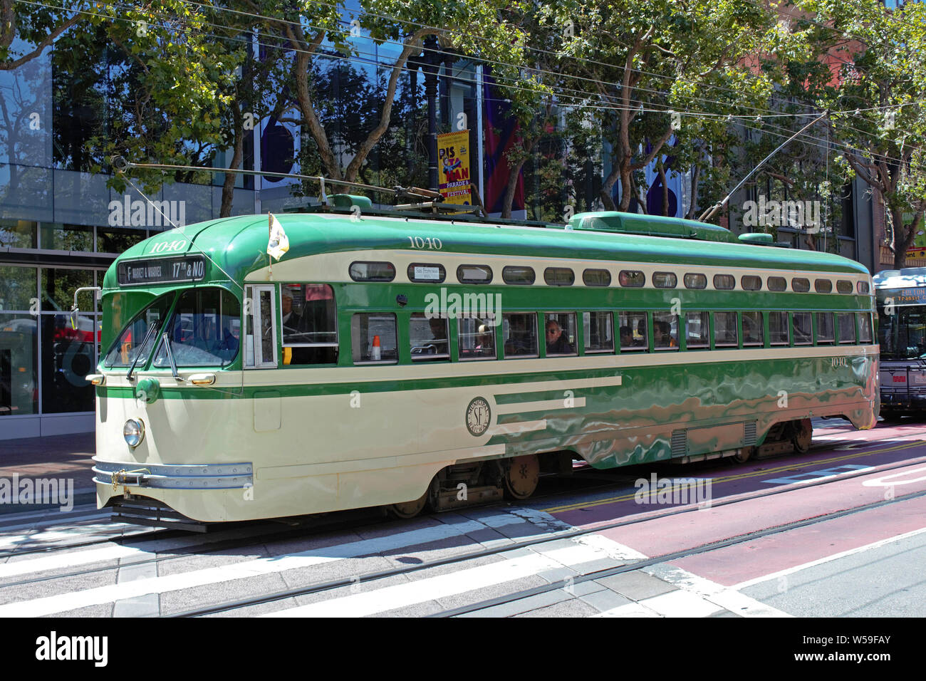 Klassische elektrische Bus in die Innenstadt von San Francisco. Stockfoto