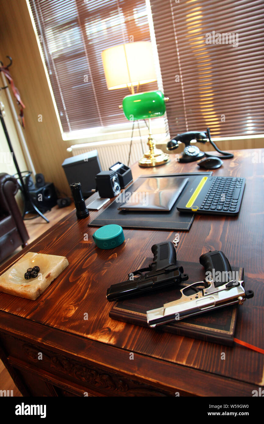 Zwei Gewehren auf dem Schreibtisch des Privatdetektiv Stockfoto