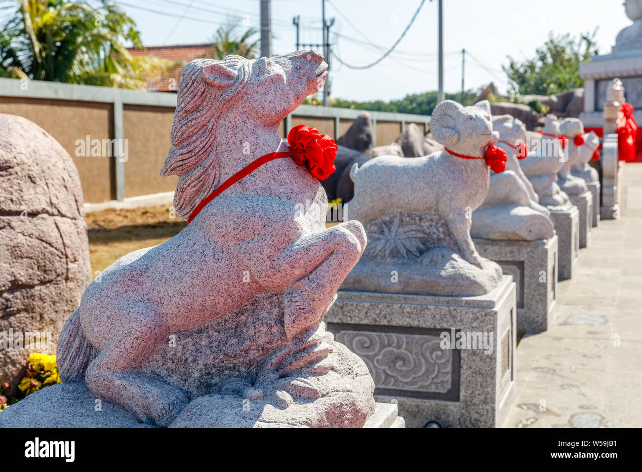Pferd, Ram und andere Tiere des chinesischen Kalenders Vihara Satya Dharma, chinesischen buddhistischen Tempel für tianhou Mazu, Chinesischen Meer Göttin. Benoa, Bali Stockfoto