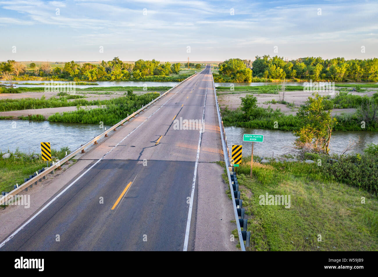 Autobahn und Brücke über den South Platte River in Nebraska am Brule, Luftaufnahme mit Sommer Landschaft Stockfoto