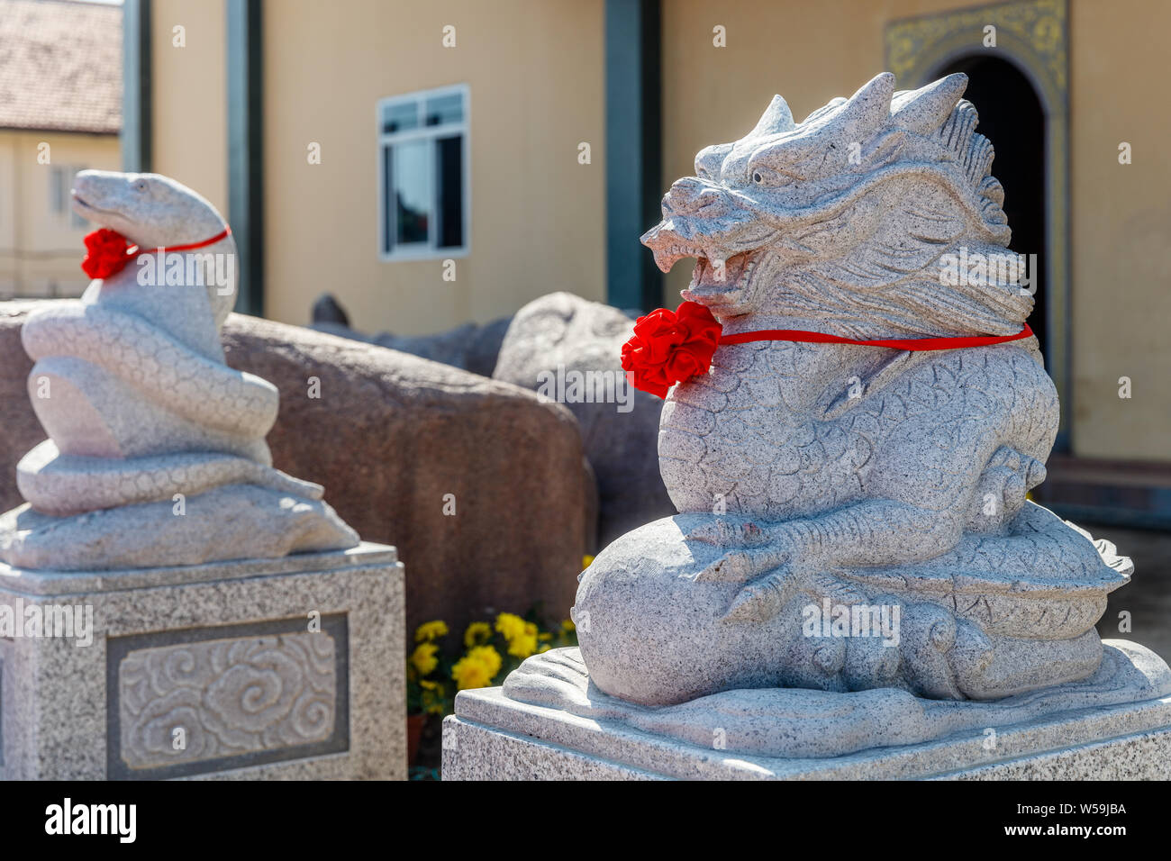Drache und Schlange Statuen an Vihara Satya Dharma, chinesischen buddhistischen Tempel, ehrt Tianhou Mazu, Chinesischen Meer Göttin. Hafen Benoa, Bali, Indonesien. Stockfoto