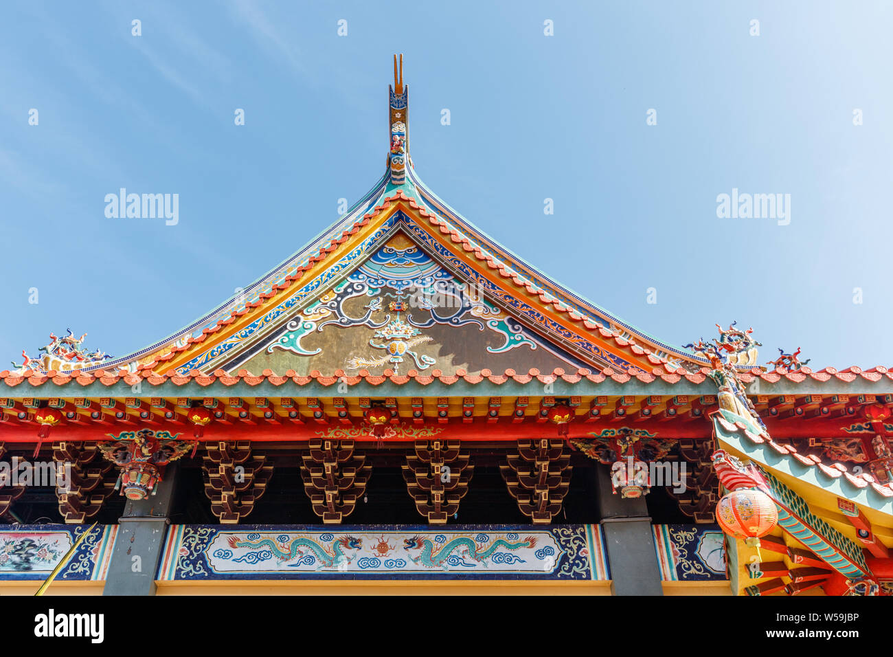 Bunte Dach des Vihara Satya Dharma, chinesischen buddhistischen Tempel, ehrt Tianhou Mazu, Chinesischen Meer Göttin. Hafen Benoa, Bali, Indonesien. Stockfoto
