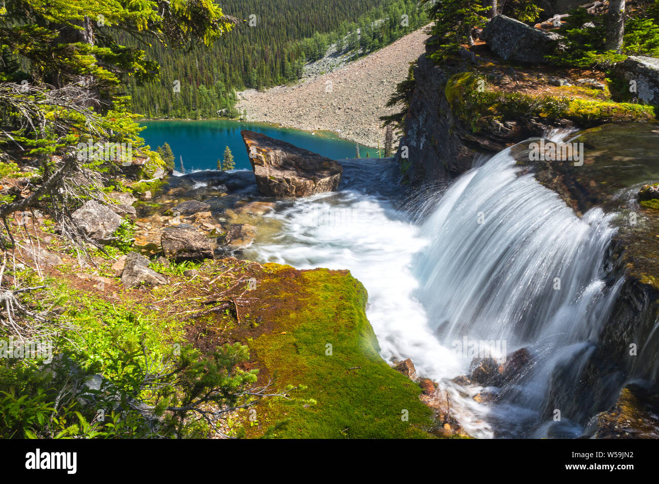 Schönen Wasserfall, Moos und Blau Ägypten See Landschaft Banff Nationalpark in den Kanadischen Rocky Mountains Stockfoto