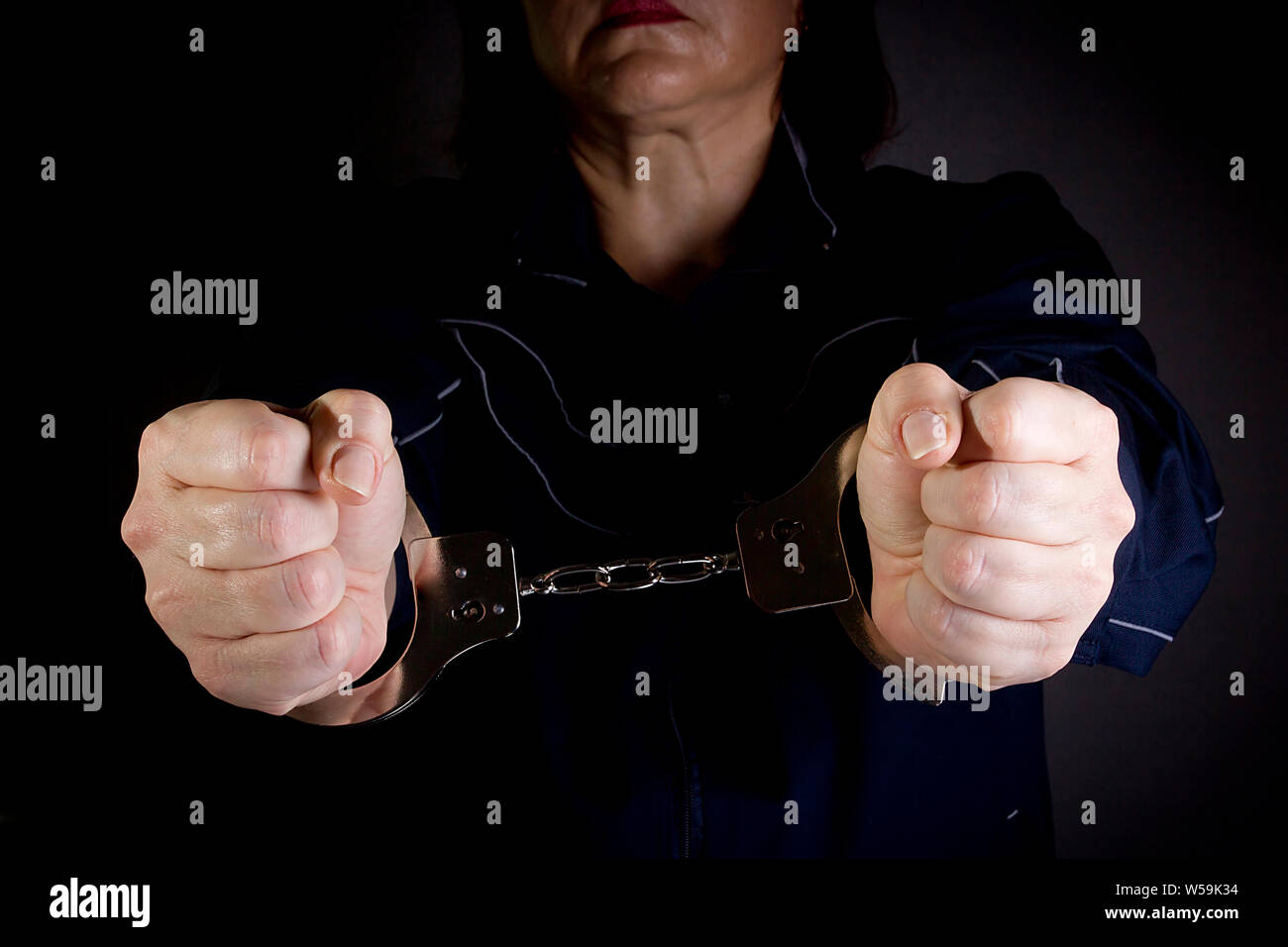 Gefangene Frau mit Handschellen in ihre Arme Stockfoto