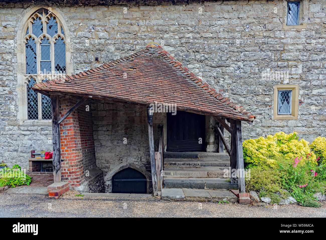 Abgeschrägte Hintertür - Kirche St. Mary Magdentene-Cobham, Großbritannien Stockfoto