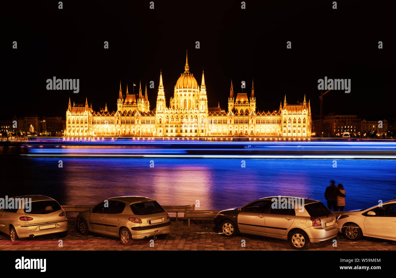 Ungarisches Parlament bei Nacht mit Paar an der schönen Aussicht in Budapest, Ungarn suchen Stockfoto