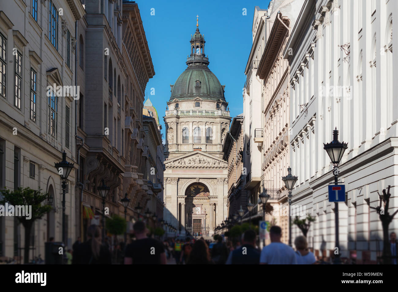 Überfüllten touristischen an Zrinyi Utca Straße mit Saint Stephen's Basilica in Budapest, Ungarn Stockfoto