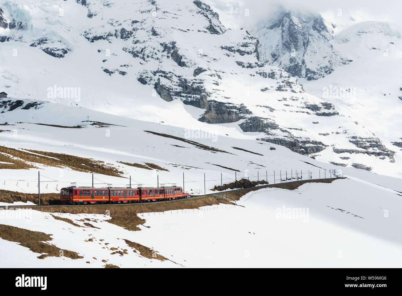 Touristischer Zug zum Jungfraujoch (Top of Europe) Berg mit Seite weg voll Schnee Stockfoto