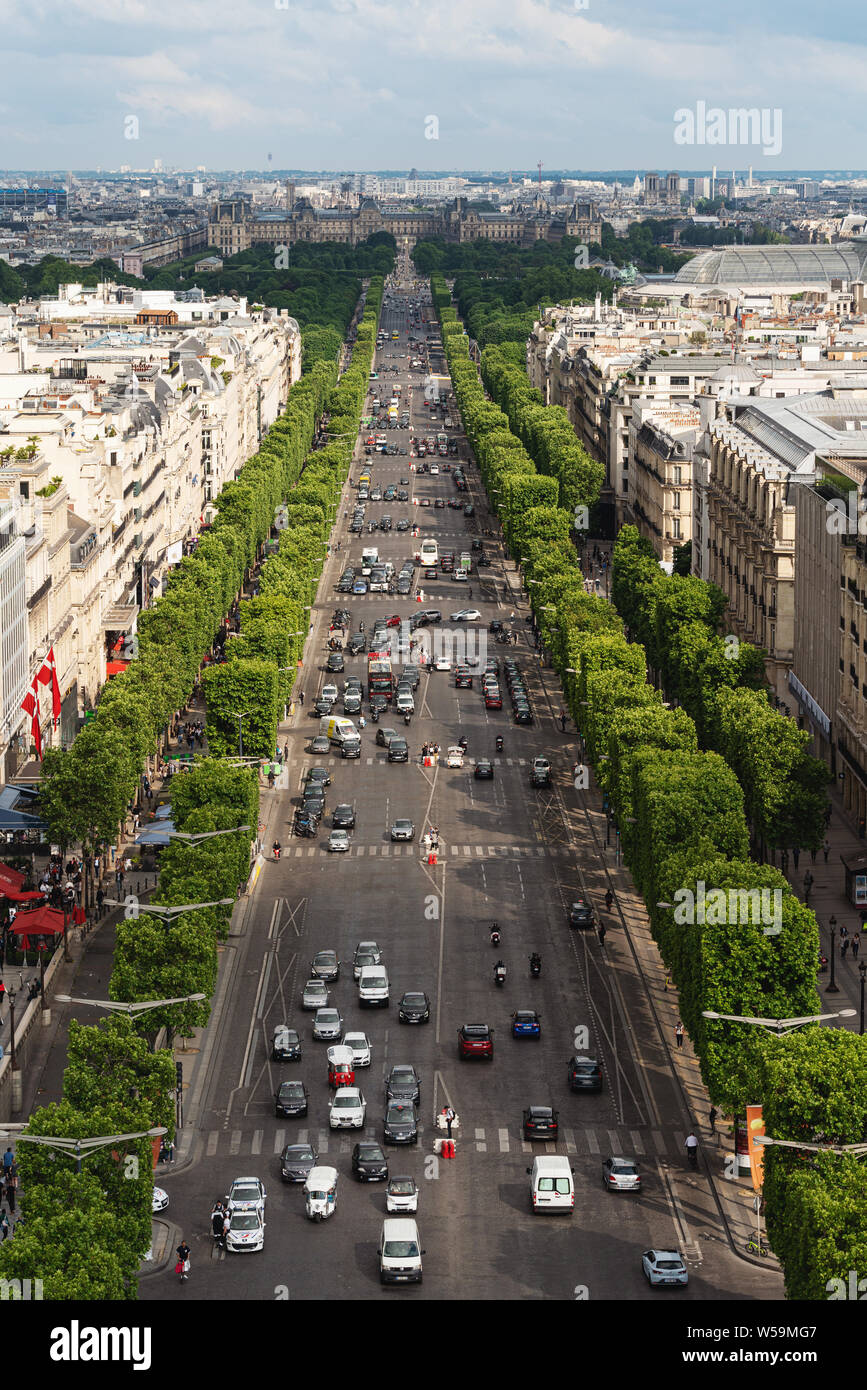 Landschaft der Stadt Paris in Frankreich mit Champs Elysees Straße im Sommer Stockfoto