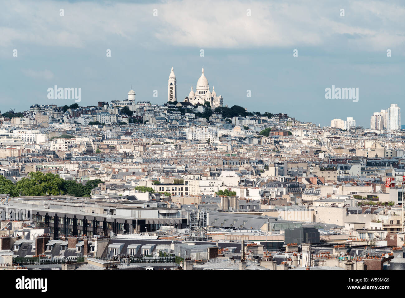 Landschaft der Stadt Paris in Frankreich mit Sacré-coeur, Wahrzeichen und Reiseziel in Europa Stockfoto