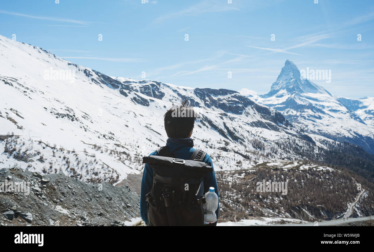 Ein Mann mit Rucksack in den Schweizer Alpen, das Matterhorn in Zermatt, Schweiz suchen Stockfoto