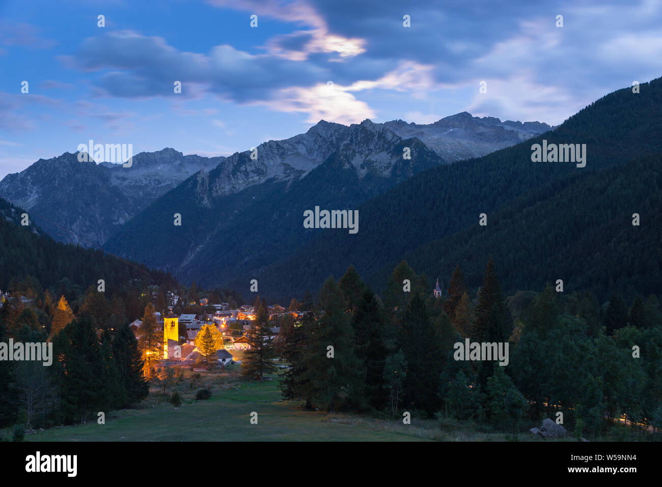 Mountain Village in der Dämmerung mit dem Moonlight Filterung durch die Wolken. Macugnaga, Italien Stockfoto
