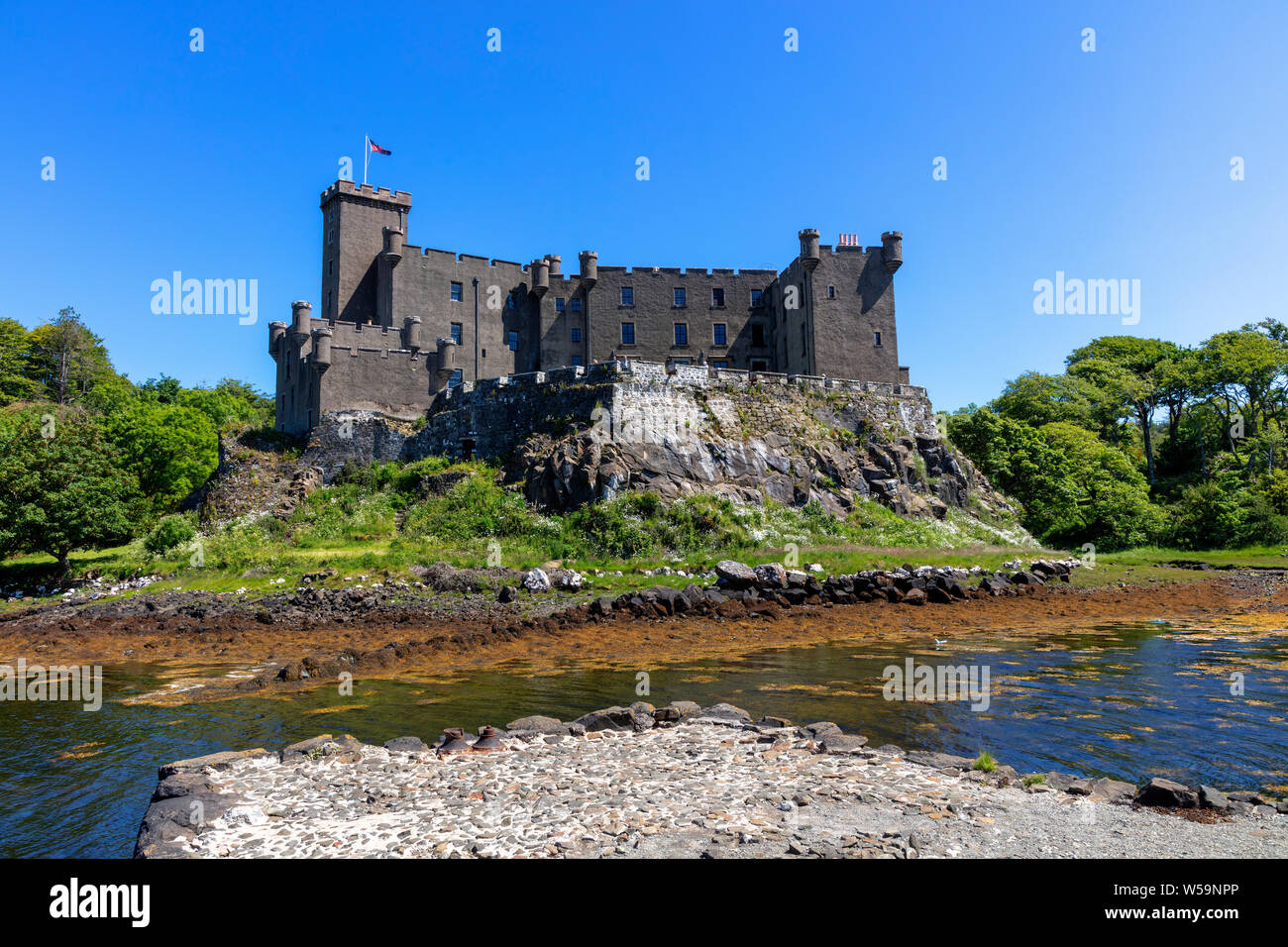 Dunvegan Castle, in dem sich das McLeod schottischen Clans, Dunvegan, Isle of Skye, Innere Hebriden, Loch Dunvegan, Schottland, Vereinigtes Königreich Stockfoto