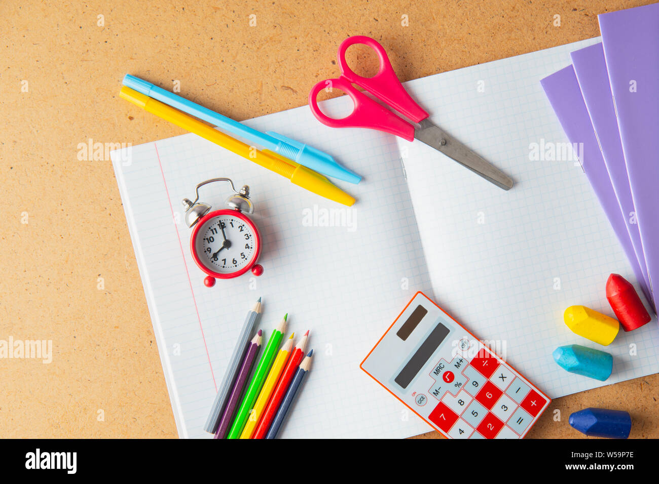 Zurück zum Konzept der Schule. Schulmaterial für den Hintergrund. Platz kopieren Stockfoto