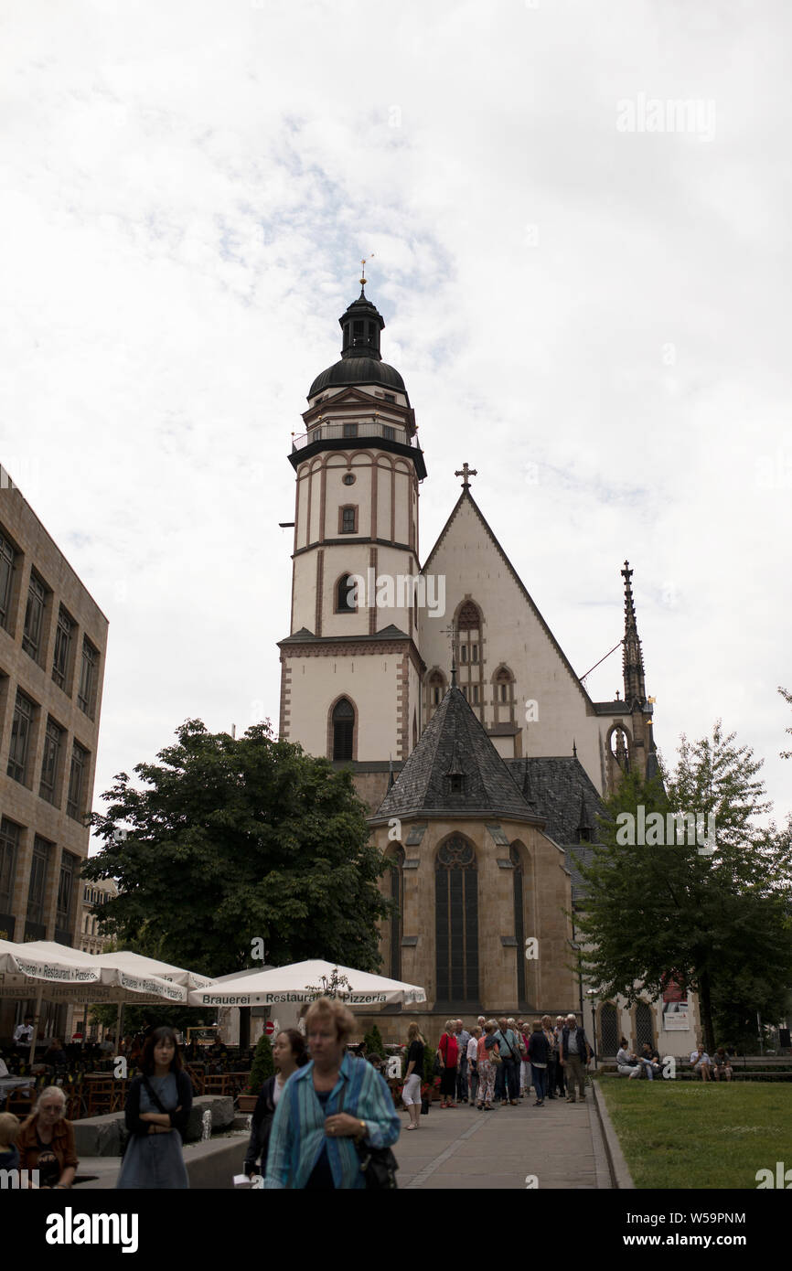 Das Äußere der Thomaskirche in Leipzig, einer gotischen Kirche, die für ihren Kantor J. S. Bach berühmt ist. Stockfoto