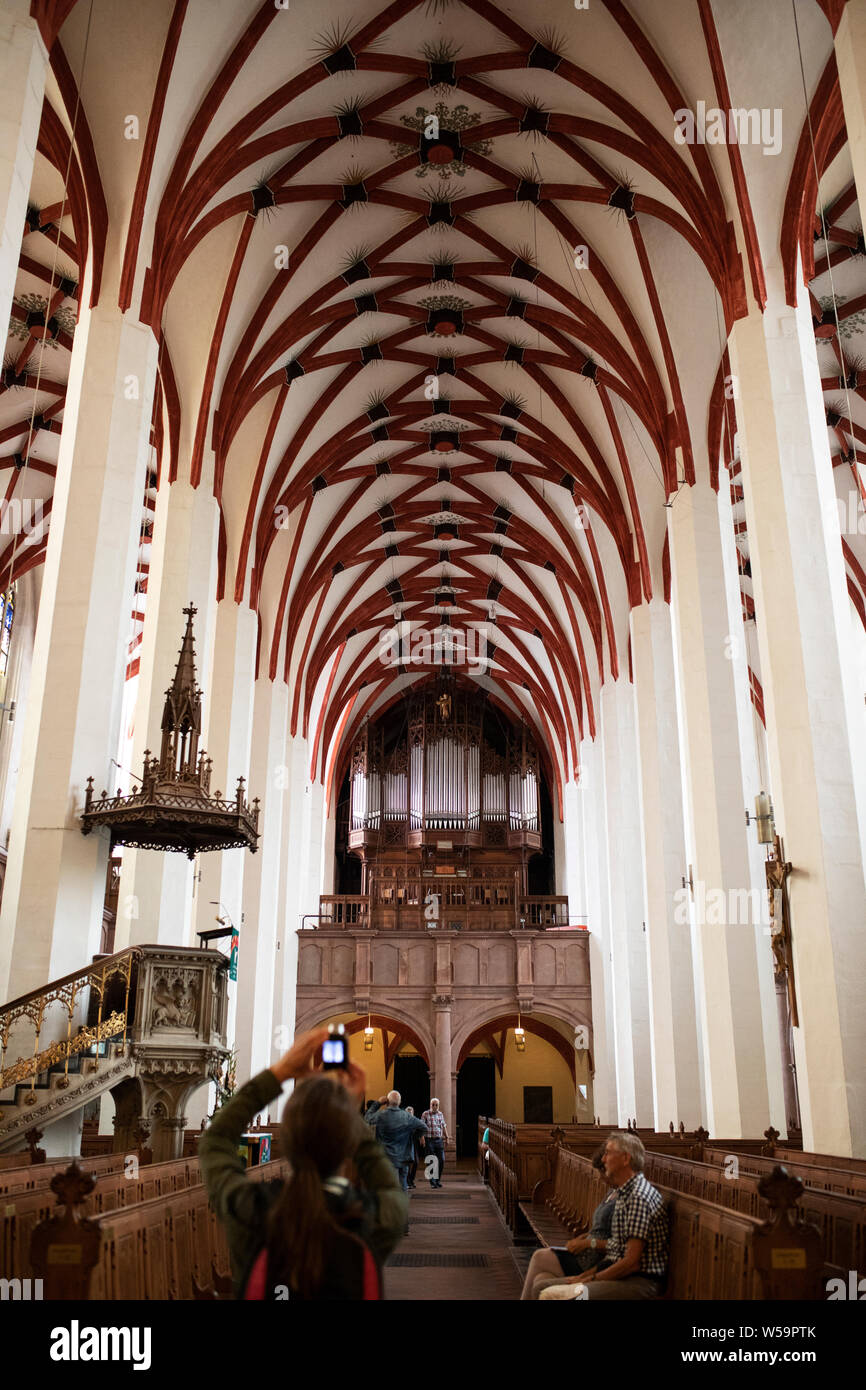 Das Innere der Thomaskirche in Leipzig, einer gotischen Kirche, die für ihren Kantor J. S. Bach berühmt ist. Stockfoto