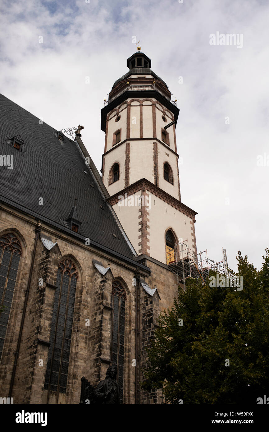 Das Äußere der Thomaskirche in Leipzig, einer gotischen Kirche, die für ihren Kantor J. S. Bach berühmt ist. Stockfoto