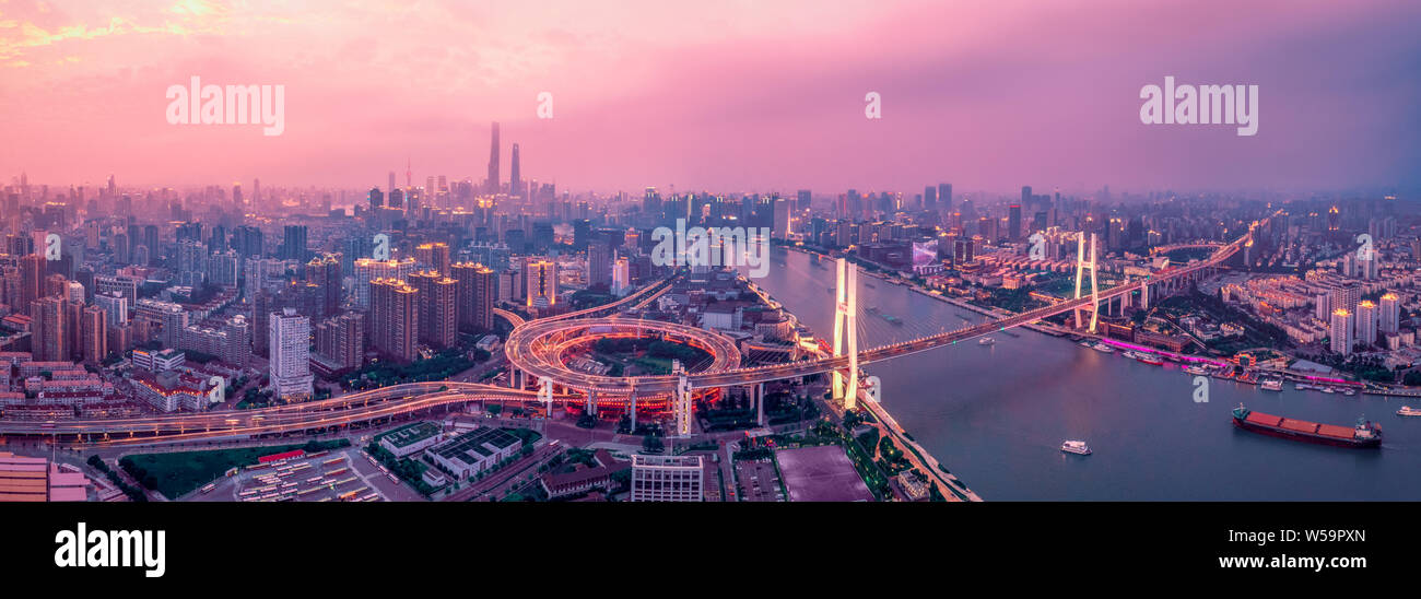 Shanghai Nanpu Brücke bei Dämmerung Stockfoto