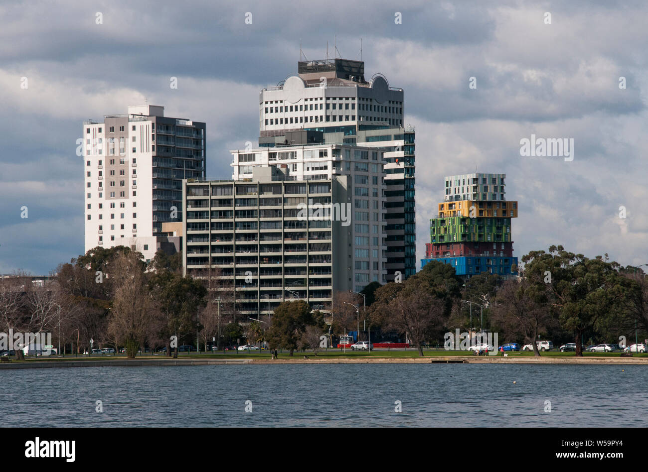 St Kilda Road Gebäude über Albert Park Lake, Melbourne, Australien gesehen Stockfoto