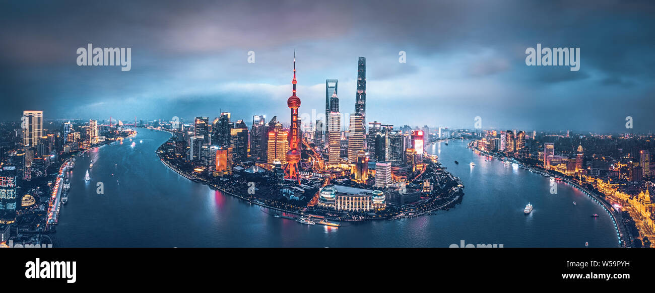 Skyline von Shanghai bei Nacht Stockfoto