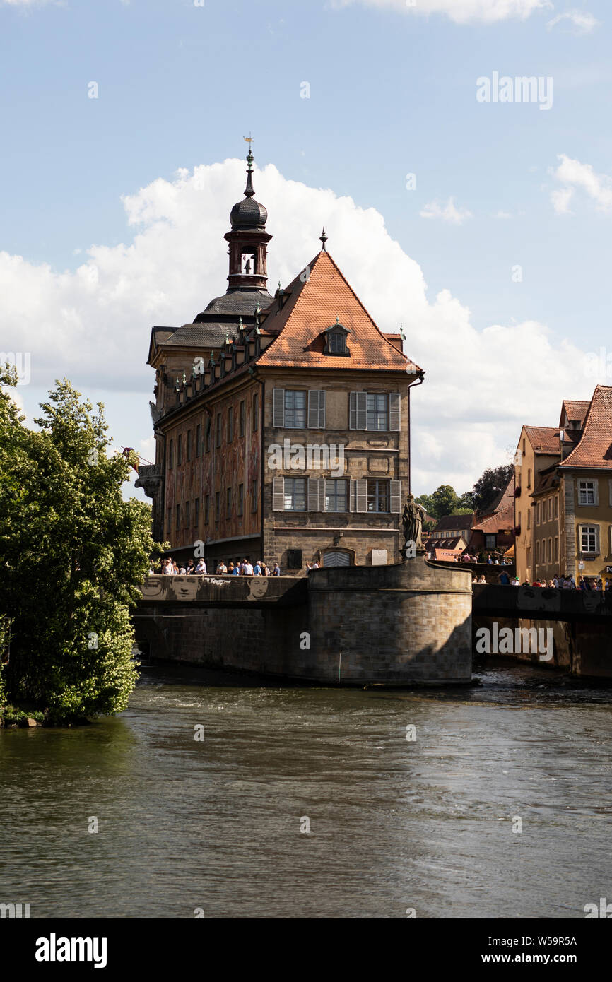 Das historische alte Rathaus (Altes Rathaus) über den Fluss Regnitz in Bamberg, Deutschland. Stockfoto