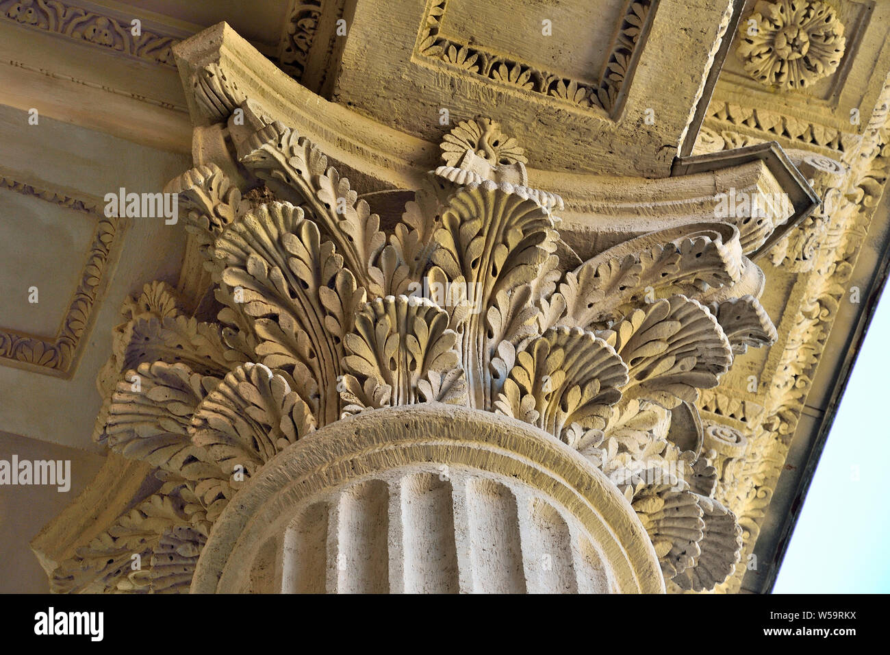 Spalte capital Close up-architektonischen Element der antiken Gebäuden Dekoration. Obere Ansicht von Stein Spalte Dekor, gebogene Blätter. Detale von Kasan Cat Stockfoto